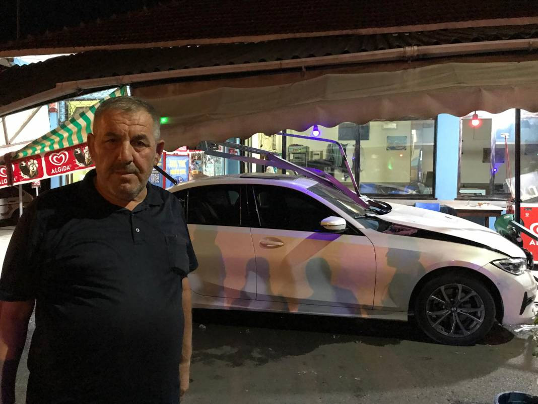 Davetsiz misafir! Lüks otomobil kahvehaneye daldı. Facianın eşiğinden dönüldü - Resim: 18